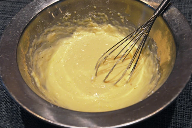 (1)混ぜる! ホットケーキミックスに牛乳と卵を加えて混ぜる。サラサラの状態よりはドロドロのほうが次の手順をやりやすくなるので、牛乳や粉の量を程よく増減して調整するといい