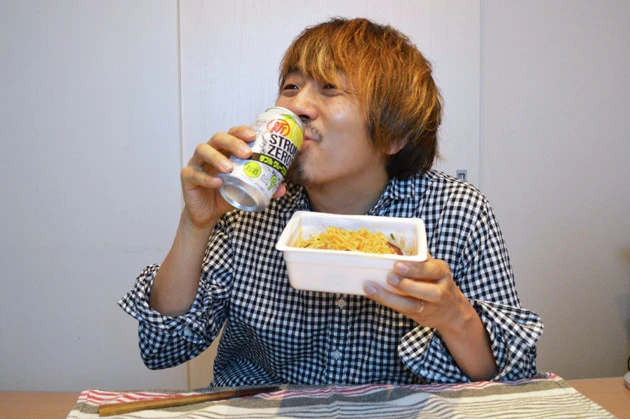 (5)ストゼロ! 牛乳、ブリ、チーズの甘味と脂分が辛さを緩和させて激ウマだが、ストゼロも飲めば完璧だ。柑橘系の酸味は辛さの抑制に効果てきめん。気持ちよく酔って激辛を吹きとばせ!