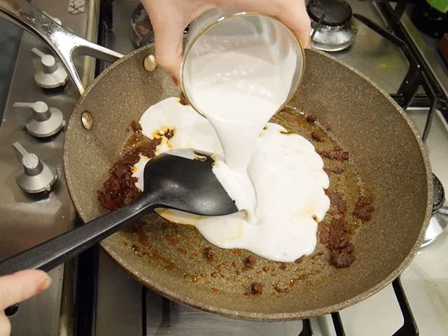 ３．香りが立ってきたらココナッツミルク、砂糖、バイマックルー（ドライなら そのまま、生なら刻んで入れたりトッピングにしてもＯＫ）を入れる。