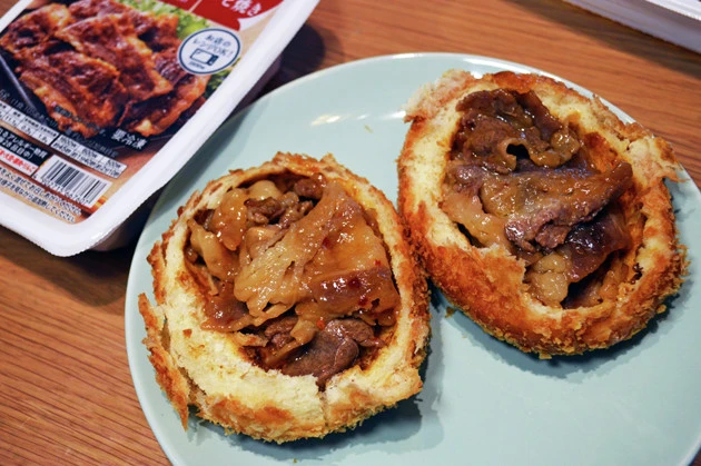 (2)カルビ! カレーパンの抜け殻には牛カルビ焼きを詰め込む。ルウが入っていた穴に解凍した牛カルビを重ね、パンをどら焼きのように重ねたらフチの部分を軽くこねてくっつけよう