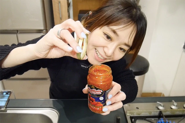 今回のチートは、トマトソースにアラビアータソースを使うよ！