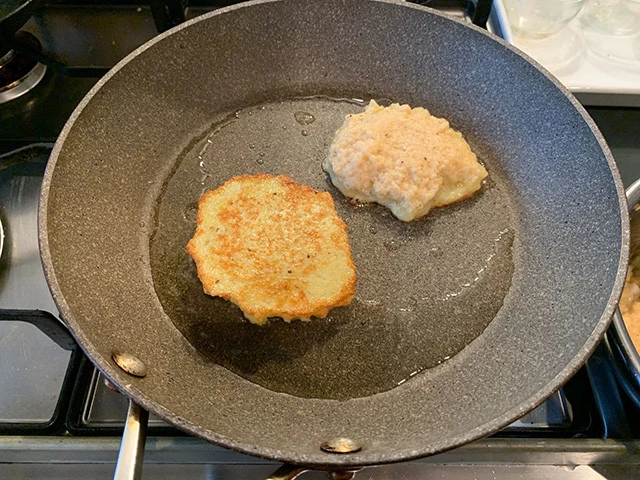 6.フライパンに多めに油を入れ(分量外)、お玉1杯ほどのじゃがいも生地を焼く。