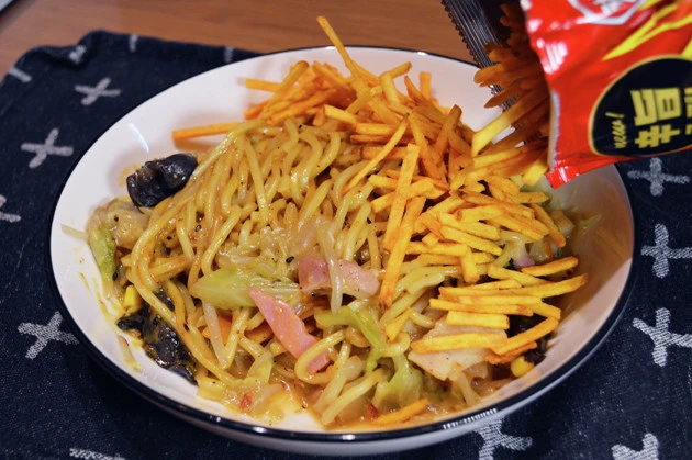 (4)ムーチョ! (3)を食器に盛りつけたら最後にスティックカラムーチョをたっぷりと添えれば完成。よく混ぜながら食べよう。カラムーチョのピリ辛味とパリパリの食感が絶妙なアクセントに!