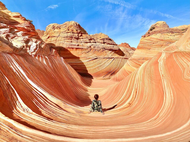 アメリカの秘境「ザ・ウェーブ」の流線模様の砂岩