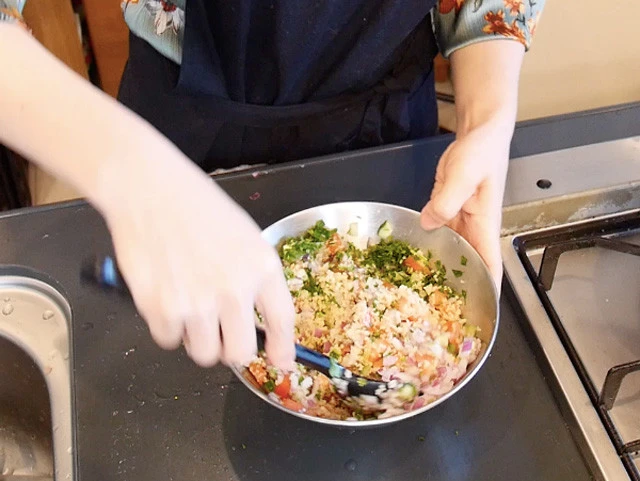 ９．切った野菜とハーブをクスクスと混ぜ合わせる。