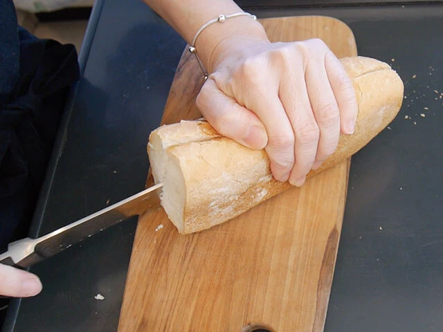 ４．パンに具を挟めるように切り込みを入れる。