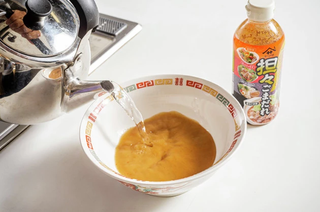 (1)スープ! スープは市販の鍋用スープや担々ごまだれを使用。もちろんラーメン用のスープを使用してもOKだが、今回はそもそも麺を使わないため鍋用スープで十分満足できるはずだ
