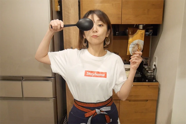 居酒屋感の強いエプロン着けてキッチンに立つ旅人