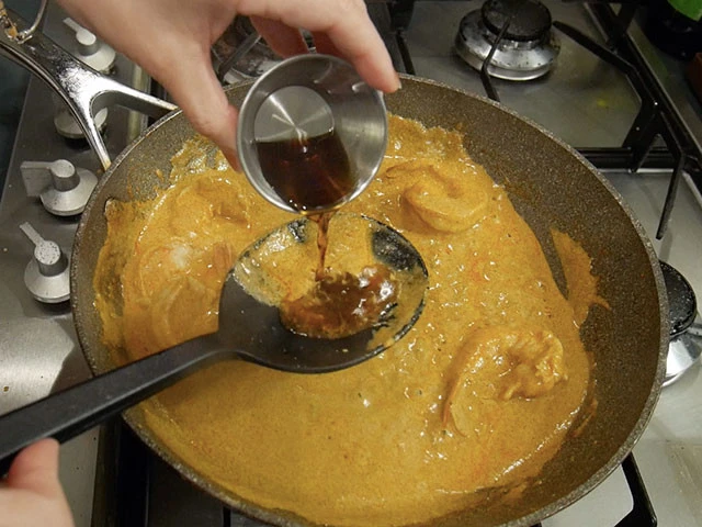 ５．エビに火が入ったらナンプラーを入れてできあがり。