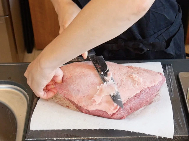 ３．肉の脂部分を削ぎ、脂の厚みを均等にする。（大体でＯＫ）