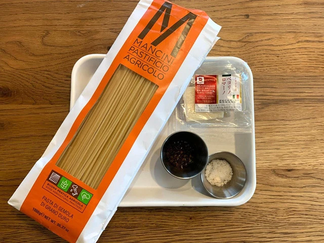 材料：パスタ（スパゲッティーニ）、ペコリーノ・ロマーノ、黒胡椒、パスタをゆでる用の塩