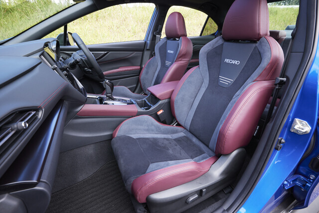 試乗車にはメーカー装着オプションとなる専用のフロントレカロシートが！　ＳＴＩのロゴ入りで快適な座り心地を実現している