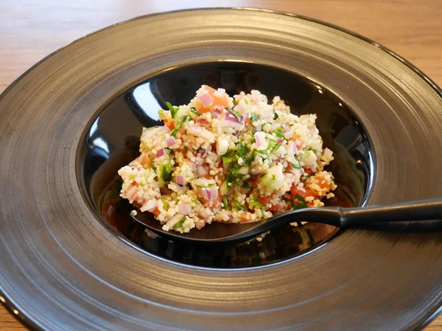 １１．冷蔵庫で一旦冷やしたら、皿に盛って完成！　上から少しオリーブオイル（分量外）を垂らすとシズル感出ます！　好みでクミンパウダーやクミンシードをふってもＯＫ！