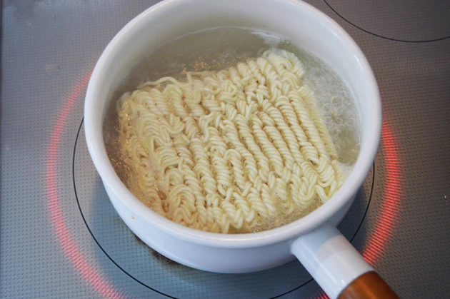 (2)一番! サッポロ一番塩らーめんは手順どおりに調理をすればOK。お湯を沸騰させた鍋で麺を3分ゆでたら火を止め、粉末スープとごまを入れるところまで進めよう