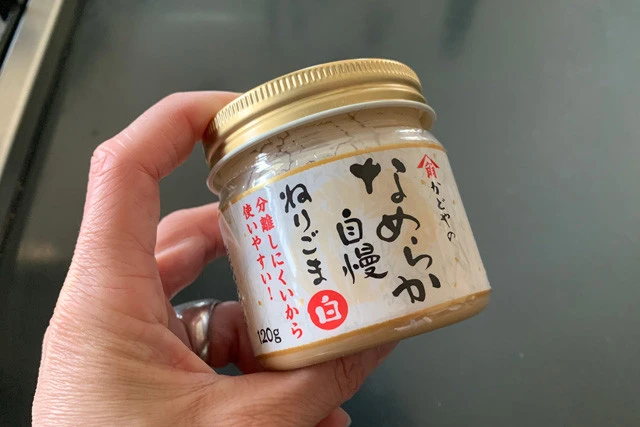 今回のポイント食材であるタヒニは、練りゴマペーストを代用するよ！