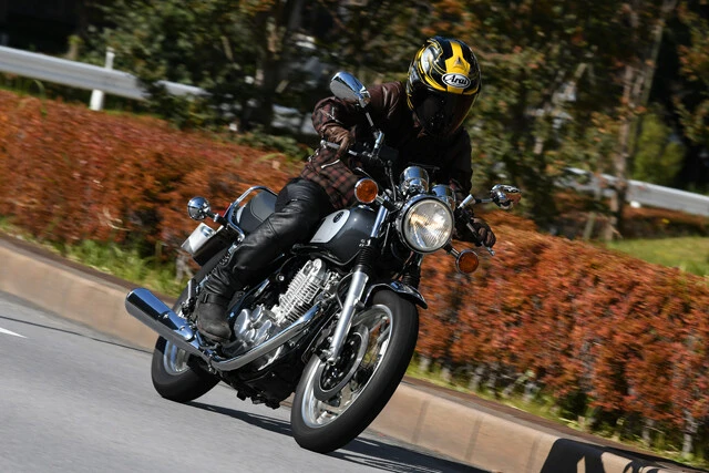 【第5位】ヤマハ SR400 ファイナルエディション SRはオートバイの持つ根源的な喜びをダイレクトに伝える希有な存在も環境規制により姿を消すことに。アオキ感涙のライディング! ファイナルエディションの価格は60万5000円