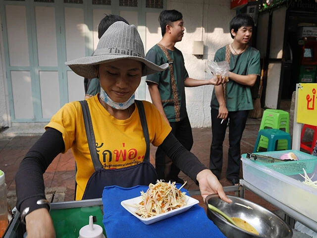 カオサン通りの屋台は普通のボウルで作っていました