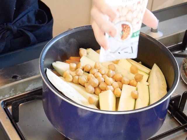 残りの野菜（ズッキーニ、なす）、ひよこ豆を加え、更に１５分煮込む。