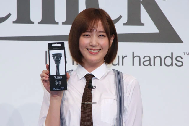 本田翼がシックのイベントで"ヒゲ姿"を披露「ヒゲに、プライドや自分らしさを詰め込んでいる方はステキ」