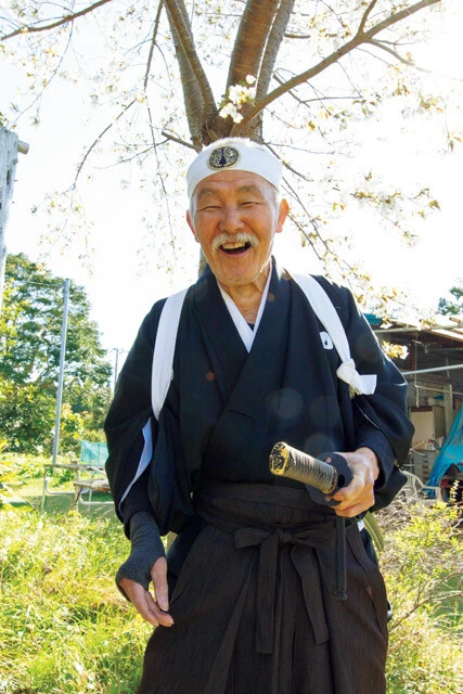 庭に自生するオオシマザクラの下、「こんな老いぼれを撮ったってしょうがないでしょう！」と満面の笑みで撮影