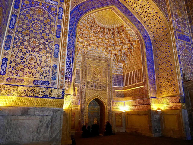 内部は青と金色の装飾