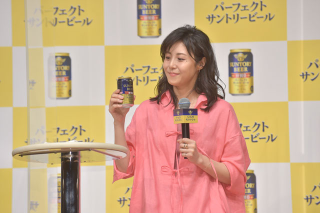 松嶋菜々子が糖質ゼロの パーフェクトサントリービール に 麦の香りがふわ と香って鼻に抜ける感じが本当に本格的 ライフ 文化 ニュース 週プレnews 週刊プレイボーイのニュースサイト