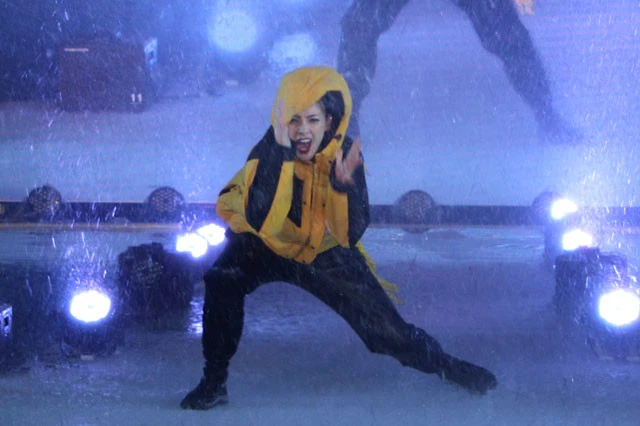 ワークマンの"過酷ファッションショー"登場の土屋アンナ、嵐のステージに「た~のしかった! ハマってしまいました」