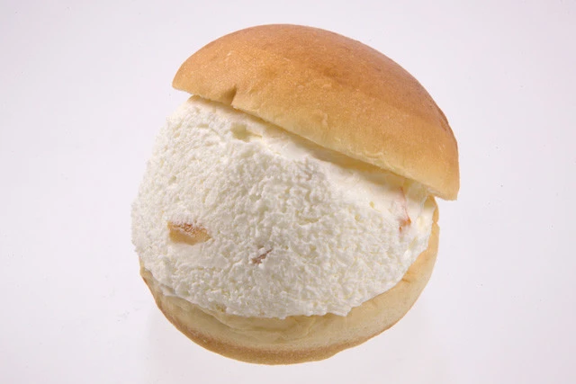 マリトッツォ〈セブン‐イレブン〉２３０円。本家同様、ブリオッシュ生地にホイップクリームがたっぷり