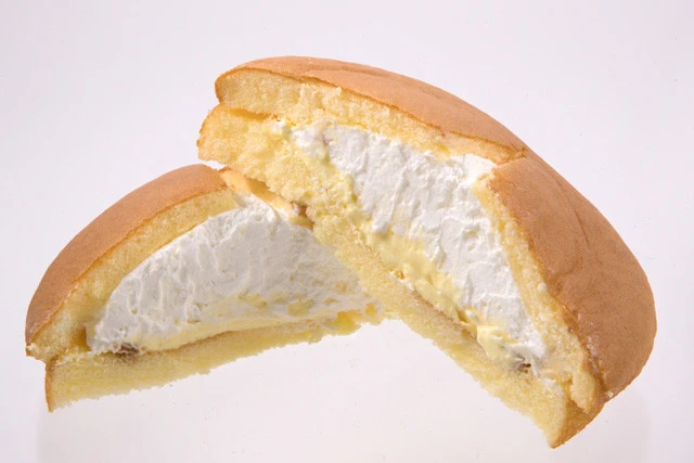 ダブルクリームサンド（ホイップ＆カスタード）〈ファミリーマート〉１２８円。スポンジ生地の中にホイップ＆カスタードクリームがぎっしり