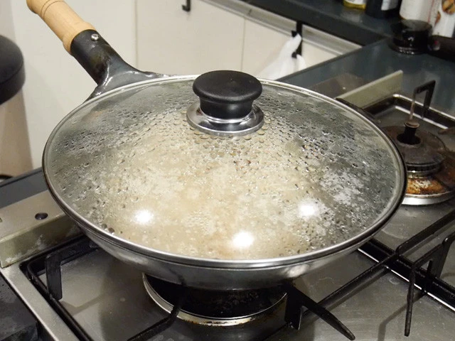 蓋（アルミ箔でＯＫ）をかぶせ、水分がなくなるまで弱火で１０～１５分程度炊く。