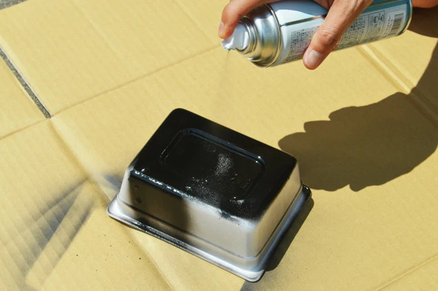 (1)スプレー! ペヤングの中身を取り出し、容器の外側を黒色のスプレーで真っ黒に染める。ペヤングの容器は重箱とサイズも形状もそっくり。黒く染めるともはや発泡スチロールの重箱だ!