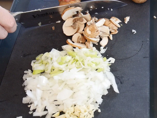 ２．ニンニク、玉ねぎ、長ねぎをみじん切り（薄切りでも可）。マッシュルームは汚れをキッチンペーパーで拭いて薄切り。（トッピング用に２切れほど取っておく）