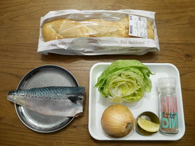 材料。バケット、ごまさば、レタス、玉ねぎ、レモン、塩。ポイント食材はもちろんさばです！