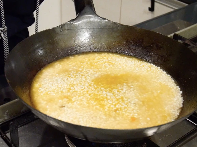 表面の水分がなくなるまで煮る。