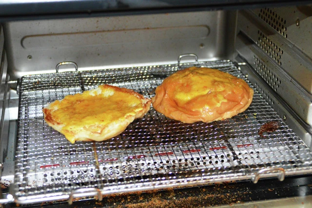 (2)焼く! (1)をトースターに入れ、表面がカリッとするまで焼く。「食パンにぬって焼いたらカレーパン」がヒーターに垂れると発火の恐れもある。心配な場合はアルミホイルを敷くこと