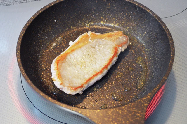 (1)焼く! 熱したフライパンに油を薄く引き、豚ロース肉を中火でしっかり焼き上げる。表面をなるべく焦がさないようにしながら、中にはしっかり火を通すのがおいしく仕上げるコツだ