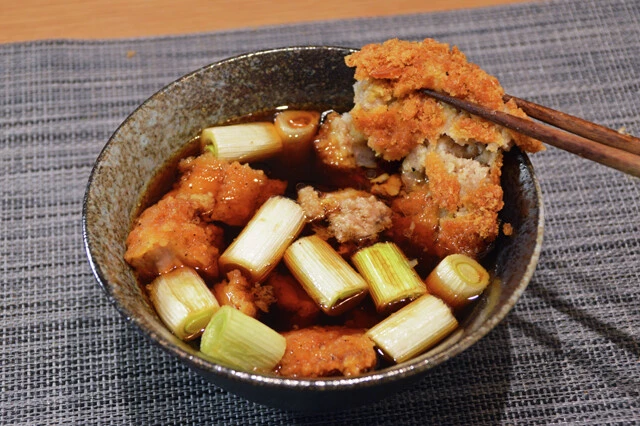 (3)つゆ! めんつゆをお湯で割り、(1)と(2)をすべて入れればつけ汁の完成。お湯は直前に沸騰させてアツアツのまま注ぐこと。メンチカツはつけ汁の中でほぐしてしまって構わない