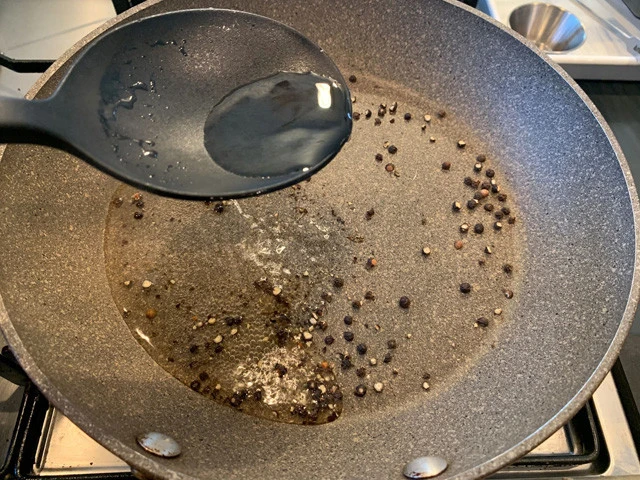 ６．フライパンにパスタのゆで汁をおたま１杯加え、ゆで汁に胡椒の香りをうつす。