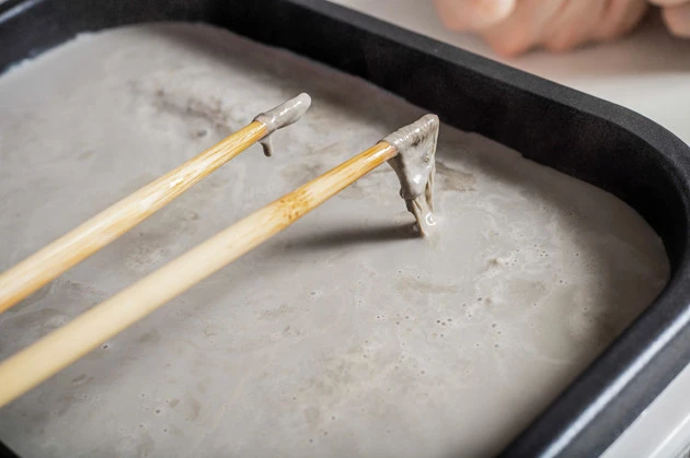（３）すくう！　逆に豆乳成分の濃いものは見事に膜を作ることに成功。サイズこそ小ぶりになってしまったが、食感は完全に湯葉なのに味は黒ごま。何かが生まれそうな予感しかしない......！