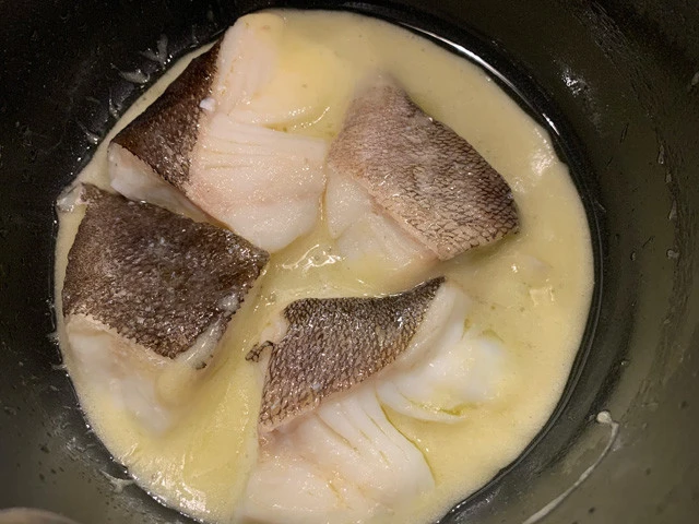 タラの白身のほうを下にして鍋に戻し、全体に熱を入れてソースと絡める