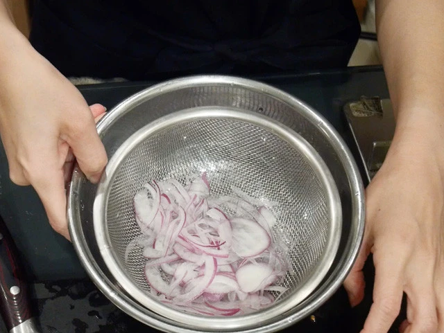 ３．赤玉ねぎをザルにあげて水分をしっかり切る。（さらにキッチンペーパーなどで水分を吸い取るとより良いです）