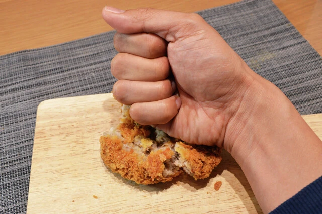 (1)潰す! ファミチキをひと口大にカットし、メンチカツは豪快に叩き潰して平べったい状態にする。せっかくなので嫌いなやつの顔でも思い浮かべ、一年のストレスを発散してやろう