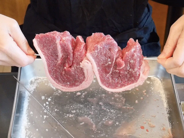７．肉をサーベル（串）に刺して置いておき、常温に戻す。