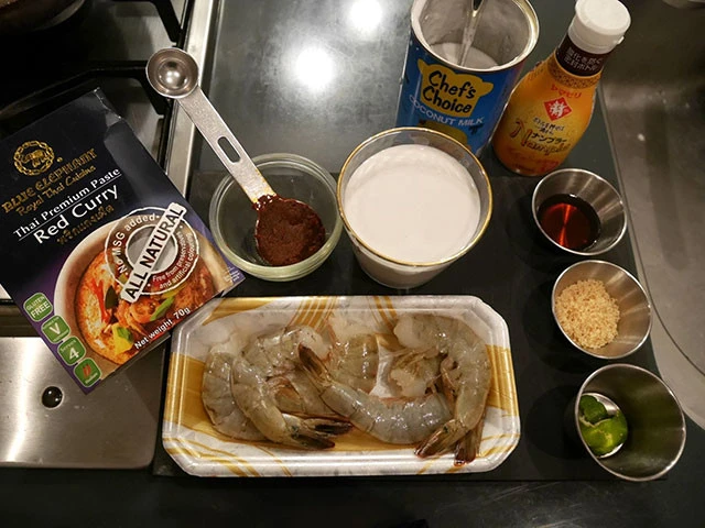 材料：レッドカレーペースト、ココナッツミルク、ナンプラー、砂糖、 バイマックルー（柑橘系の皮で代用）、バナメイエビ