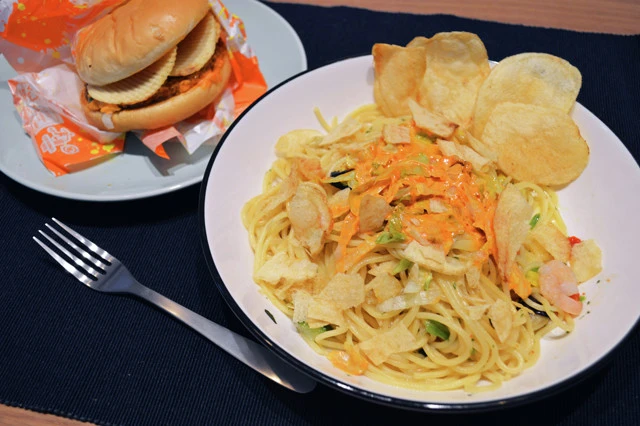 【B級フード研究家・野島慎一郎のバカレシピ】マックの「スパビー」のソースをパスタに混ぜたら激ウマだった! 肉とバンズで新バーガーも完成「スパSPA王のペペロンチーノ」