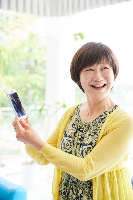 スマホで撮影した、赤井さんを追いかけるお気に入りの動画を楽しそうに見せる佳子さん