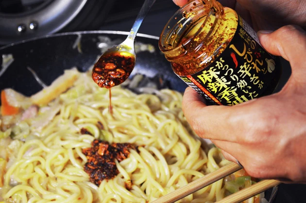 (3)香油! いったん火を止めたら桃屋の麻辣香油を好きなだけ入れ、混ぜたら再び軽く温める。麻辣香油は多めに入れてもいい感じに味がまとまるので、辛口希望な人はガツンと入れてしまおう