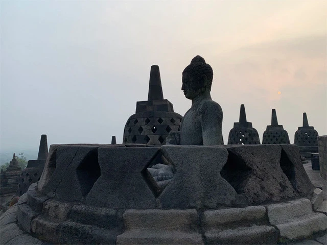 仏像の足に触ると願いが叶う。が、届かない？