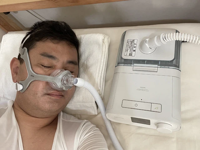 精密検査の結果、1時間に20回以上の無呼吸があると鼻から気道に空気を送り込むCPAP(持続陽圧呼吸療法)をつけて寝ることになる