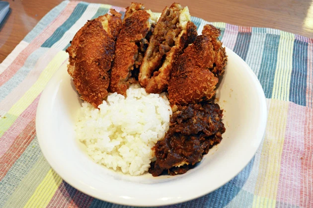 【B級フード研究家・野島慎一郎のバカレシピ】ファミマ・ザ・カレーパンを使ったお手軽な激ウマカツカレー「ファミマ・ザ・カレーパンの牛カルビカツカレー」